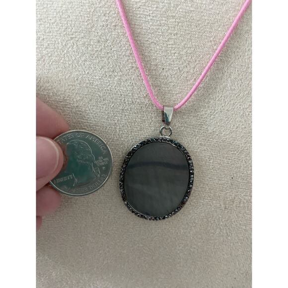 Gray oval shell pendant necklace - Picture 4 of 4